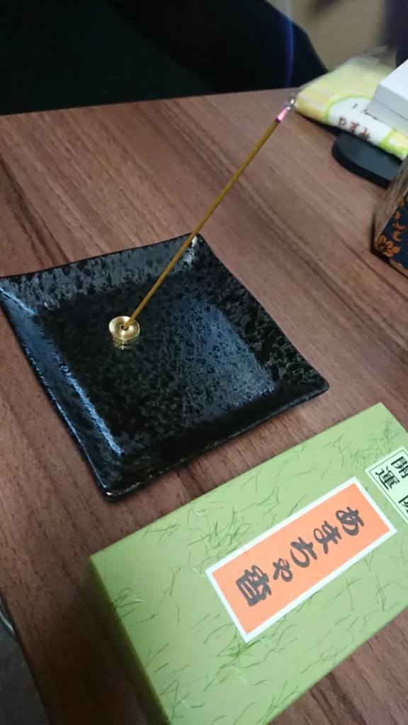 お香立てとは?種類と基本的な使い方